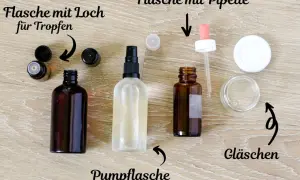Zutaten für parakresse serum selber machen: Flaschen mit Pipette, Tropfen, Pumpflasche und Gläschen.