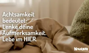 Achtsamkeit bedeutet: Lenke deine Aufmerksamkeit. Lebe im HIER. Inspiriert von Jon Kabat-Zinn Zitaten.