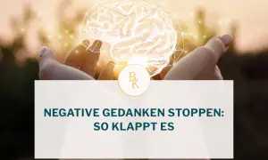 Hände halten ein leuchtendes Gehirn. Der Text fragt: "Negative Gedanken stoppen: So klappt es". Lerne, wie werde ich negative gedanken los.