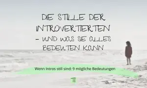 Ein Kind steht allein am Strand. Der Text "Die Stille der Introvertierten – und was sie alles bedeuten kann" und "Wenn Intros still sind: 9 mögliche Bedeutungen" symbolisieren das Schweigen.