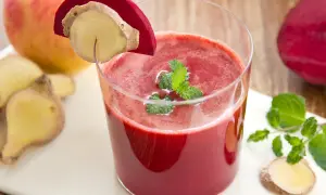 Erfrischender smoothie mit rote Bete, Ingwer und Minze. Ein gesunder Genuss für Körper und Geist.