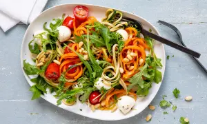 Bunter Zoodles Salat mit Karottenstreifen, Mozzarella-Kugeln, Kirschtomaten und Pinienkernen. Ein leichter Genuss!