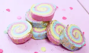 Bunte Seifenstücke mit Glitzer, die an bunte Rollen erinnern. Perfekt zum **Seife basteln** für kleine und große Künstler.