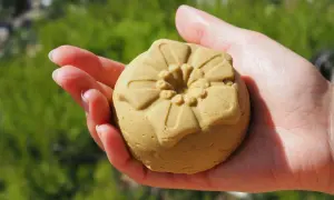 Eine handgeformte, blumenförmige Duschseife, perfekt zum **Duschbar selber machen**.