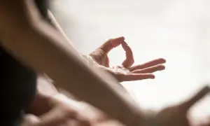 Nahaufnahme einer Hand in Mudra-Geste, die die "Om Tare Tuttare Wirkung" symbolisiert.