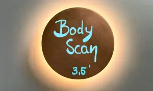 Runder, beleuchteter Schild mit der Aufschrift "Body Scan 3,5'".