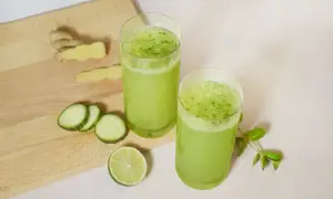 Erfrischende grüne Getränke mit Gurke, Limette und Ingwer. Perfekt für gesunde aloe vera rezepte.