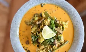 Ein cremiges Curry mit Brokkoli, Pilzen und Zuckerschoten, garniert mit Limette. Ein köstliches Beispiel für ayurvedische Rezepte.