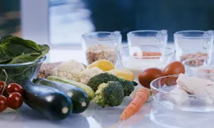 Gesunde Zutaten für Morbus Crohn Rezepte: Spinat, Zucchini, Brokkoli, Blumenkohl, Karotten, Tomaten, Eier, Joghurt, Haferflocken und Hähnchen.