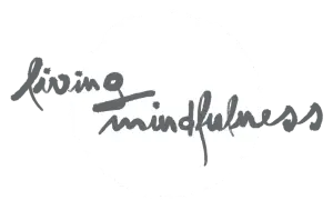 Grauer, handgeschriebener Text "living mindfulness". Ein achtsamkeit lehrer könnte dieses Logo nutzen.