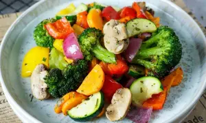 Buntes Ofengemüse mit Brokkoli, Paprika, Zucchini und Pilzen – so einfach und lecker kann gesund kochen sein.