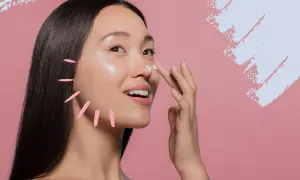 Frau trägt Creme auf, die mit Glycerin angereichert ist, für strahlende Haut.