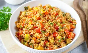 Bunter Bulgursalat mit Paprika und Kräutern. Ja, ist Bulgursalat gesund und lecker!