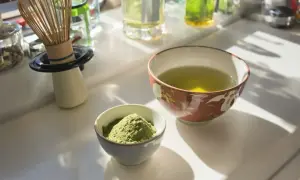 Grüner Sencha Tee, Pulver und aufgebrühter Tee. Die Zubereitung für die belebende Sencha Tee Wirkung.