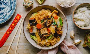 Ein buddhistisches Gericht mit Reis, Tofu, Gemüse und Pilzen. Was essen Buddhisten? Oft vegetarisch und achtsam zubereitet.