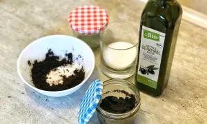 Zutaten für ein DIY Peeling: Kaffeesatz, Zucker und Olivenöl. Einfach selbstgemacht!