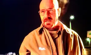 Walter White, mit einem humorvollen Umgang mit dem Tod, sagt "Run." auf seiner Jacke.