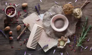 Zutaten für **shampoo selber machen trockenes haar**: Rosenblüten, Lavendel, Rosmarin, Nüsse, Honig, Tonerde. Natürliche Pflege für Ihr Haar.