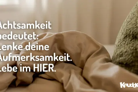 Achtsamkeit bedeutet: Lenke deine Aufmerksamkeit. Lebe im HIER. Inspiriert von Jon Kabat-Zinn Zitaten.