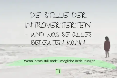 Ein Kind steht allein am Strand. Der Text "Die Stille der Introvertierten – und was sie alles bedeuten kann" und "Wenn Intros still sind: 9 mögliche Bedeutungen" symbolisieren das Schweigen.