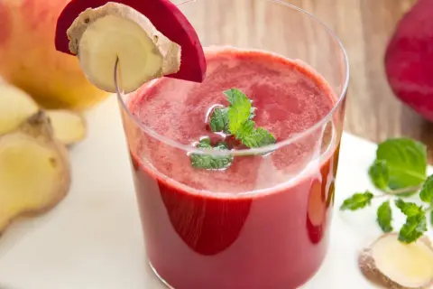Erfrischender smoothie mit rote Bete, Ingwer und Minze. Ein gesunder Genuss für Körper und Geist.