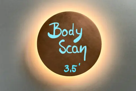 Runder, beleuchteter Schild mit der Aufschrift "Body Scan 3,5'".