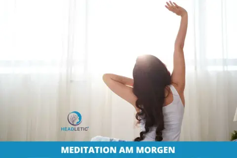 Frau streckt sich im Bett, bereit für eine morgendliche Gehmeditation. Eine Anleitung für Achtsamkeit.