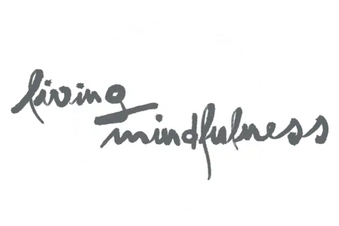 Grauer, handgeschriebener Text "living mindfulness". Ein achtsamkeit lehrer könnte dieses Logo nutzen.