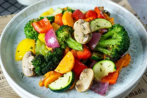 Buntes Ofengemüse mit Brokkoli, Paprika, Zucchini und Pilzen – so einfach und lecker kann gesund kochen sein.