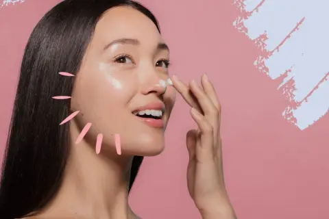 Frau trägt Creme auf, die mit Glycerin angereichert ist, für strahlende Haut.