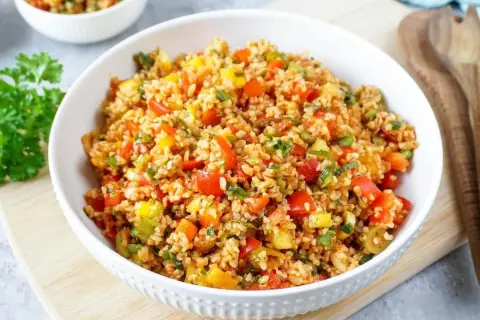 Bunter Bulgursalat mit Paprika und Kräutern. Ja, ist Bulgursalat gesund und lecker!