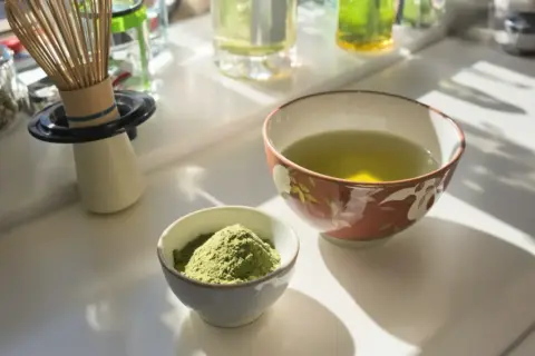Grüner Sencha Tee, Pulver und aufgebrühter Tee. Die Zubereitung für die belebende Sencha Tee Wirkung.