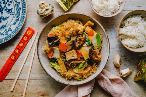 Ein buddhistisches Gericht mit Reis, Tofu, Gemüse und Pilzen. Was essen Buddhisten? Oft vegetarisch und achtsam zubereitet.