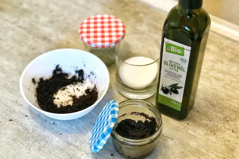 Zutaten für ein DIY Peeling: Kaffeesatz, Zucker und Olivenöl. Einfach selbstgemacht!
