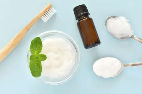 Zutaten für zahncreme selber machen: Kokosöl, Natron, Minze und ätherisches Öl.