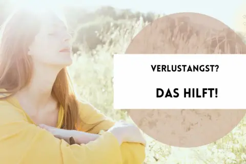 Frau mit geschlossenen Augen im Sonnenlicht, die über Verlustangst und den Tod nachdenkt. "Verlustangst? Das hilft!