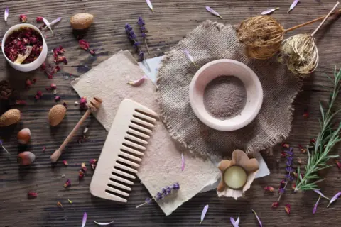Zutaten für **shampoo selber machen trockenes haar**: Rosenblüten, Lavendel, Rosmarin, Nüsse, Honig, Tonerde. Natürliche Pflege für Ihr Haar.
