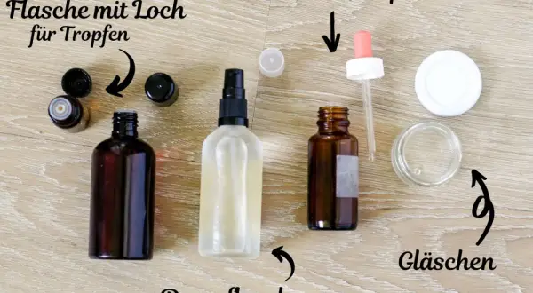 Zutaten für parakresse serum selber machen: Flaschen mit Pipette, Tropfen, Pumpflasche und Gläschen.