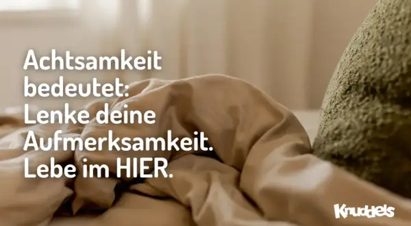 Achtsamkeit bedeutet: Lenke deine Aufmerksamkeit. Lebe im HIER. Inspiriert von Jon Kabat-Zinn Zitaten.