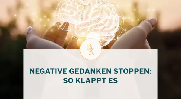 Hände halten ein leuchtendes Gehirn. Der Text fragt: "Negative Gedanken stoppen: So klappt es". Lerne, wie werde ich negative gedanken los.