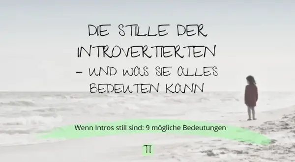 Ein Kind steht allein am Strand. Der Text "Die Stille der Introvertierten – und was sie alles bedeuten kann" und "Wenn Intros still sind: 9 mögliche Bedeutungen" symbolisieren das Schweigen.