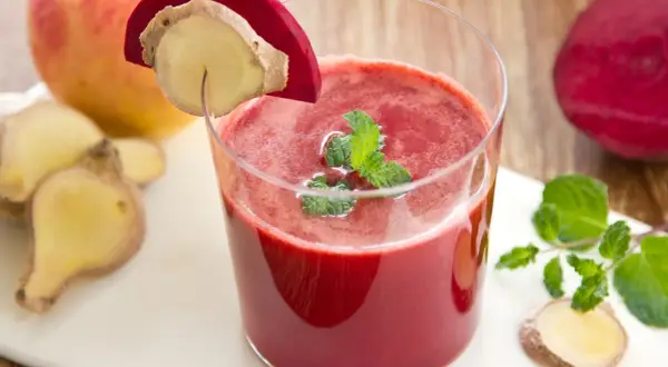 Erfrischender smoothie mit rote Bete, Ingwer und Minze. Ein gesunder Genuss für Körper und Geist.