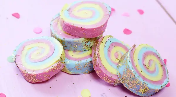 Bunte Seifenstücke mit Glitzer, die an bunte Rollen erinnern. Perfekt zum **Seife basteln** für kleine und große Künstler.