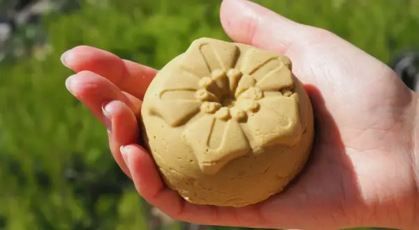 Eine handgeformte, blumenförmige Duschseife, perfekt zum **Duschbar selber machen**.