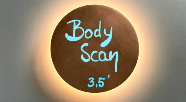 Runder, beleuchteter Schild mit der Aufschrift "Body Scan 3,5'".