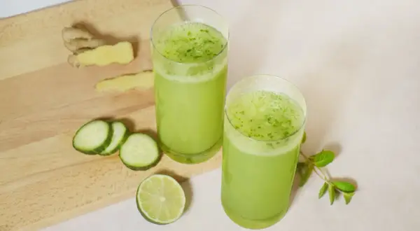 Erfrischende grüne Getränke mit Gurke, Limette und Ingwer. Perfekt für gesunde aloe vera rezepte.