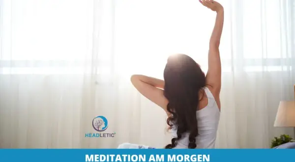 Frau streckt sich im Bett, bereit für eine morgendliche Gehmeditation. Eine Anleitung für Achtsamkeit.