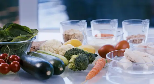 Gesunde Zutaten für Morbus Crohn Rezepte: Spinat, Zucchini, Brokkoli, Blumenkohl, Karotten, Tomaten, Eier, Joghurt, Haferflocken und Hähnchen.