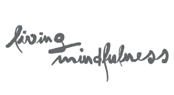 Grauer, handgeschriebener Text "living mindfulness". Ein achtsamkeit lehrer könnte dieses Logo nutzen.