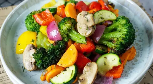 Buntes Ofengemüse mit Brokkoli, Paprika, Zucchini und Pilzen – so einfach und lecker kann gesund kochen sein.